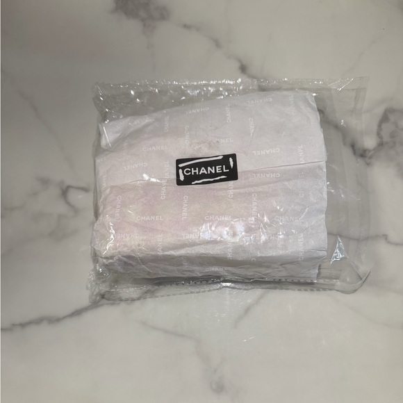 💗GWP BUNDLE💗 Chanel Pink and Cream Quilted
Crossbody & Mirror - Picture 5 of 10